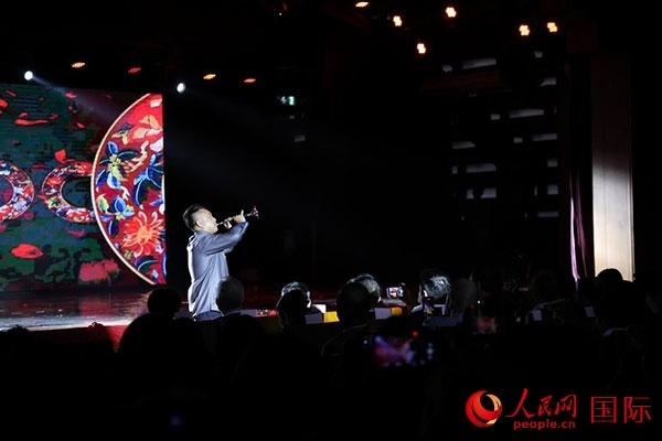 演出現(xiàn)場，演員帶來嗩吶獨(dú)奏《看秧歌》。人民網(wǎng)記者 楊一攝