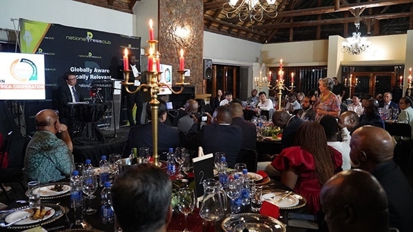 吳大使回答記者提問。人民網(wǎng) 劉暢攝