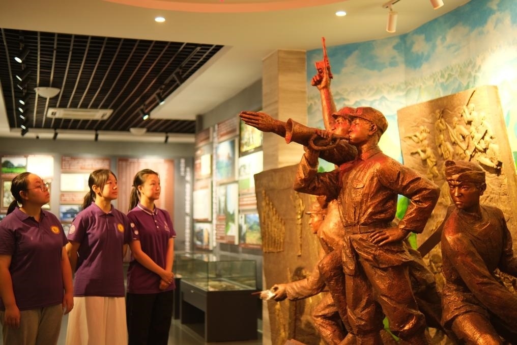 7月26日，南開大學(xué)實踐隊在環(huán)江革命陳列館了解毛南族人民在黨的領(lǐng)導(dǎo)下進行革命斗爭的歷程。（受訪者供圖）