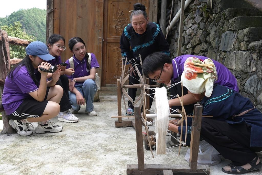 南開大學(xué)師生在貴州省雷山縣南猛村了解鄉(xiāng)村振興成就。（受訪者供圖）