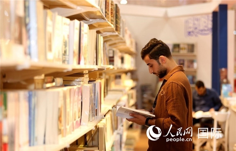 一位民眾在讀書(shū)。人民網(wǎng)中東中心分社奧馬爾·哈利勒攝