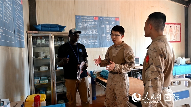 圖4 介紹醫(yī)療設(shè)施。孫千攝