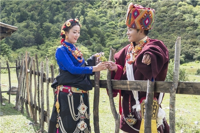 康定情歌（木格措）風(fēng)景區(qū)中的一對(duì)年輕人。林革文攝