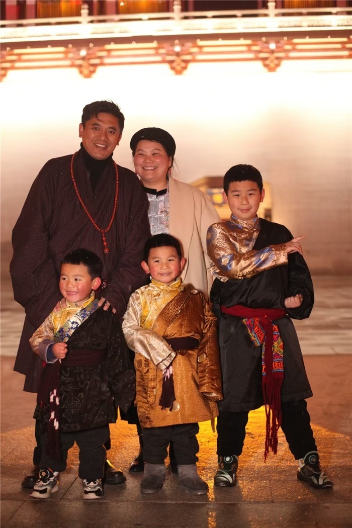 康定的節(jié)日氛圍多元和諧。圖為2024年元宵夜，洛讓銀登一家五口在旅行中拍攝的合影。資料圖片