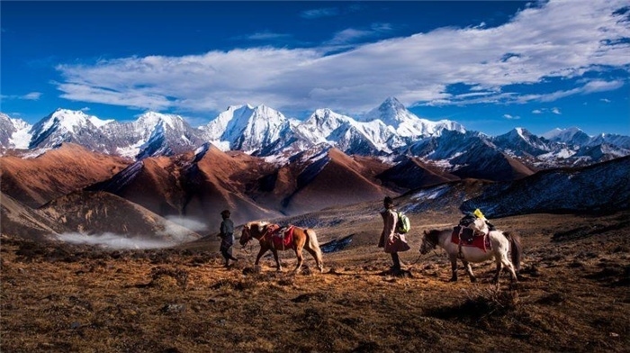 “守護(hù)貢嘎”是當(dāng)?shù)卮迕駱闼氐男拍詈妥园l(fā)的行動(dòng)。圖為貢嘎山“馬背巡護(hù)隊(duì)”開展日常巡護(hù)工作 林革文攝