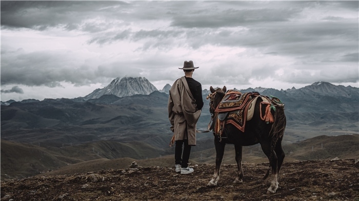 在康定八郎生都星空營地，村里的青年丹真德勒牽馬注視世代生活的家園。八郎村提供