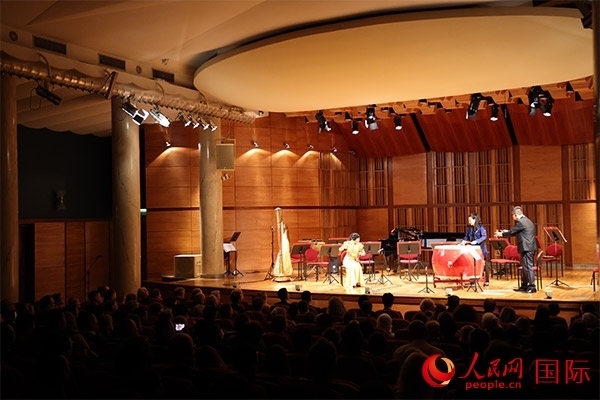 中國歌劇舞劇院的音樂家表演京劇曲牌《夜深沉》。人民網(wǎng)記者 禹麗敏攝