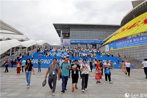 第二十一屆東博會(huì)展館外，參觀者步行離場(chǎng)。人民網(wǎng)記者趙益普攝