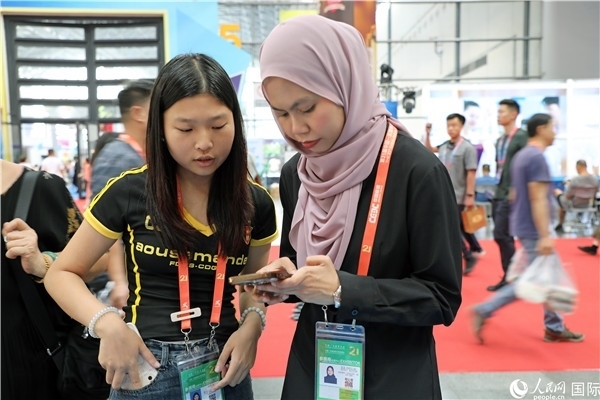 東博會(huì)現(xiàn)場(chǎng)，馬來(lái)西亞展商在同中方工作人員交談。人民網(wǎng)記者 趙益普攝
