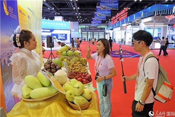 在東博會(huì)泰國(guó)展區(qū)，參觀者在向泰方工作人員了解泰國(guó)水果情況。人民網(wǎng)記者趙益普攝