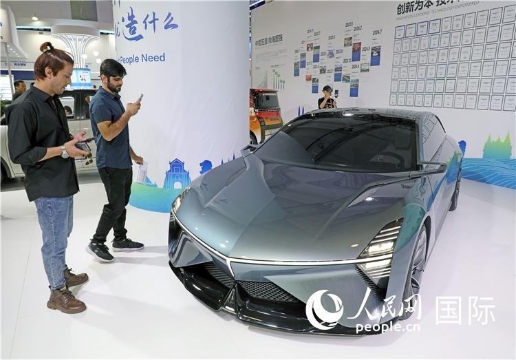 東博會上，上汽通用五菱展出的一款名為“東盟之光”的新能源概念車吸引參觀者駐足。人民網(wǎng)記者趙益普攝