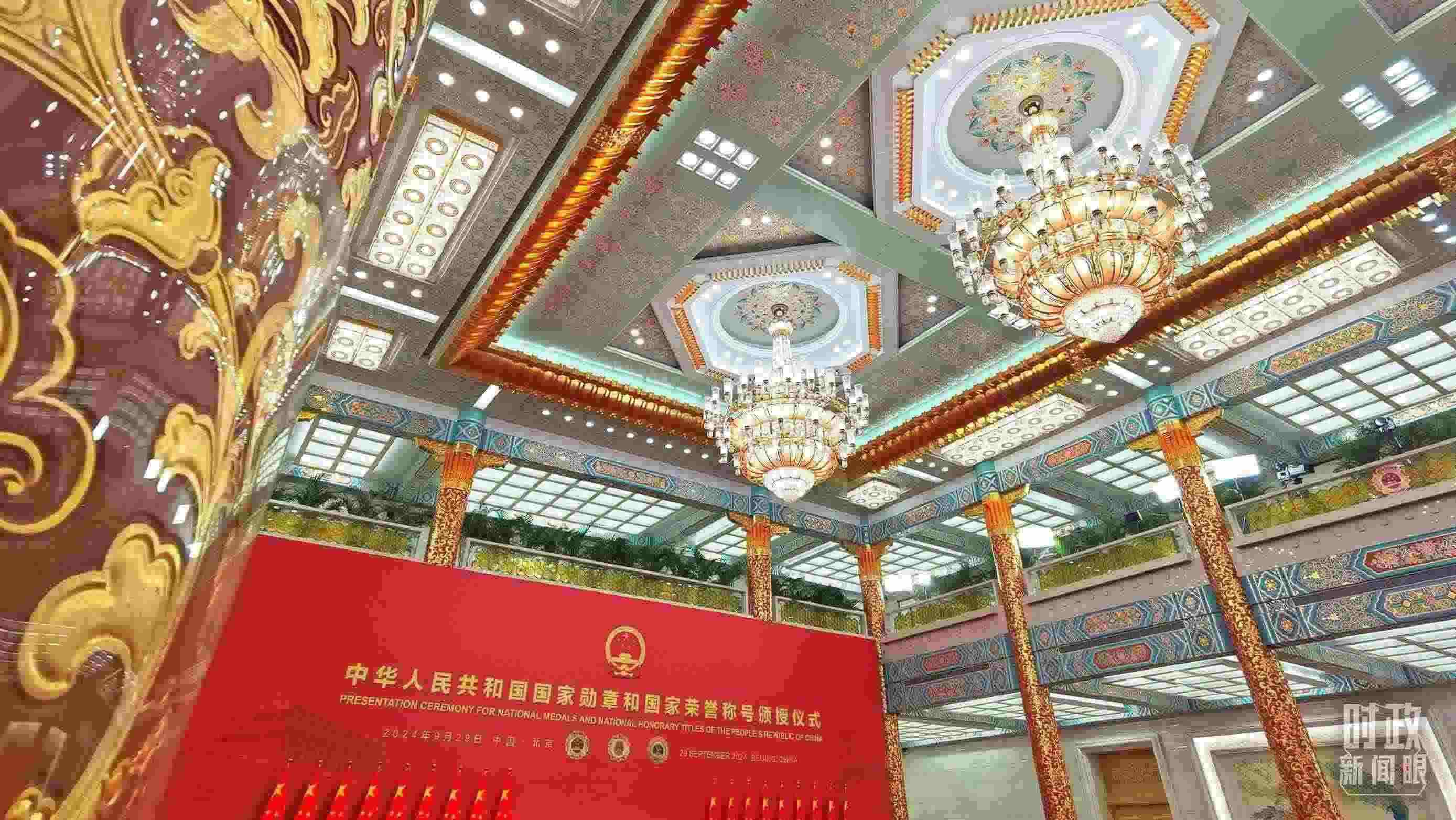 人民大會(huì)堂金色大廳燈光璀璨。（總臺(tái)央視記者郭鴻拍攝）