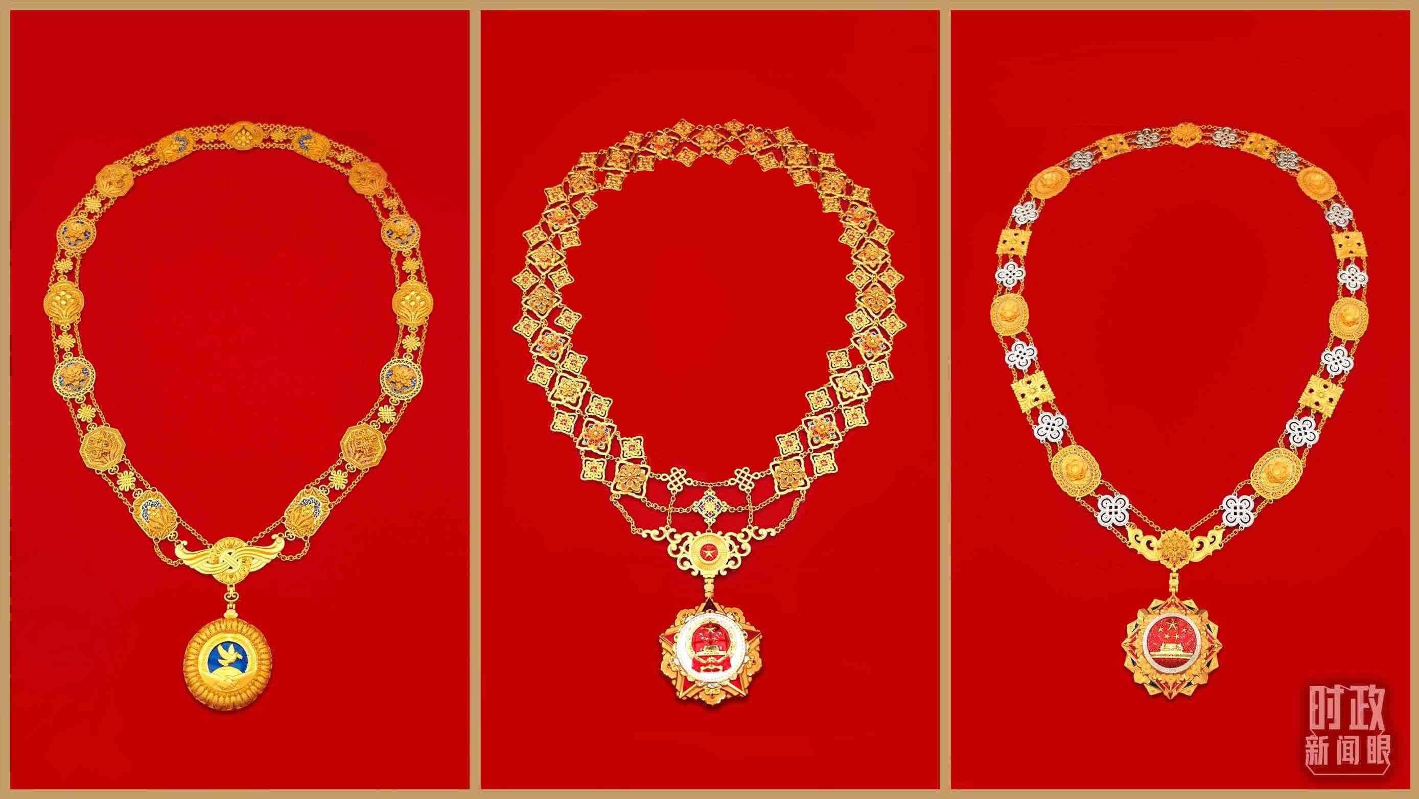 “共和國(guó)勛章”（中）、“友誼勛章”（左）和國(guó)家榮譽(yù)稱號(hào)獎(jiǎng)?wù)拢ㄓ遥?。（總臺(tái)央視記者郭鴻、鄂介甫拍攝）
