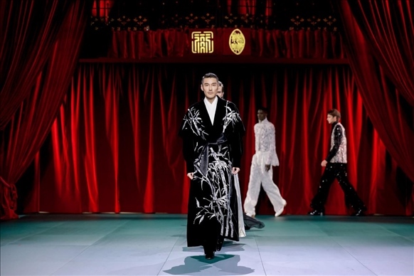 9月28日，模特在法國巴黎舉行的“2024巴黎·恭王府服飾秀”上展示服裝（主辦方供圖）