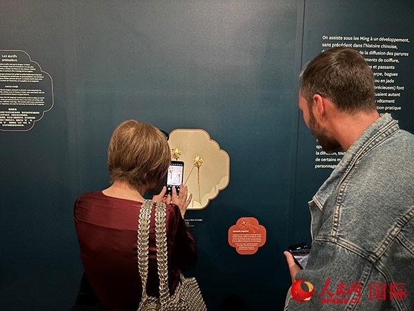  法國(guó)觀眾在展區(qū)拍照留念。人民網(wǎng)記者 于超凡攝