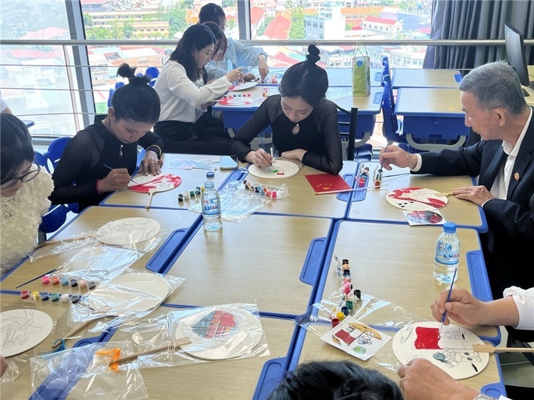 觀眾們?cè)隗w驗(yàn)畫扇。Sem Sophea攝