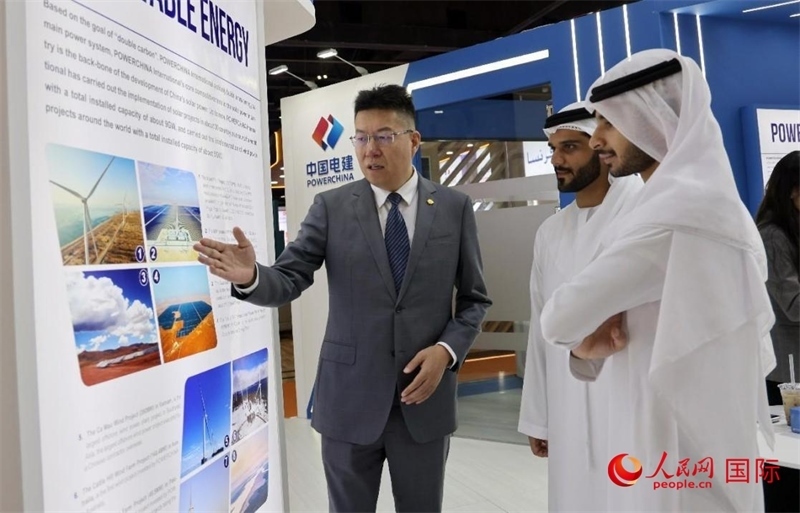 中國電建中東北非區(qū)域總部負責人向觀眾介紹公司承建的可再生能源項目。人民網記者 管克江攝