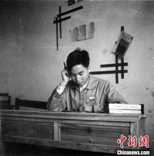 大學(xué)時期，龍樂豪在教室自習(xí)。(中國運載火箭技術(shù)研究院供圖)