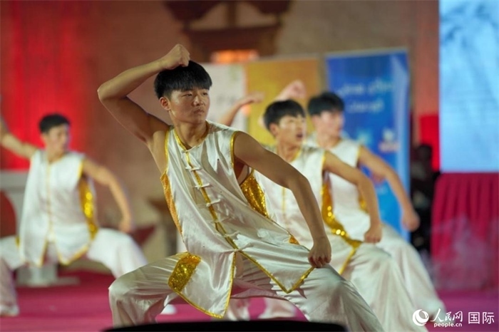 演出一景。伊納斯·易卜拉欣攝