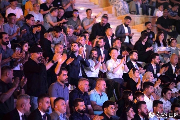 劇院座無虛席。伊納斯·易卜拉欣攝