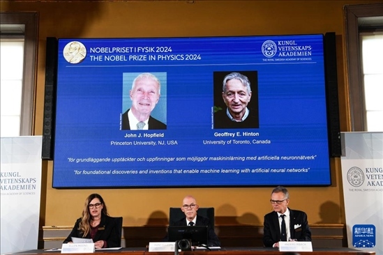 10月8日，在瑞典斯德哥爾摩舉行的2024年諾貝爾物理學(xué)獎公布現(xiàn)場，屏幕顯示獎項(xiàng)得主美國普林斯頓大學(xué)的約翰·霍普菲爾德和加拿大多倫多大學(xué)的杰弗里·欣頓。新華社記者 彭子洋 攝