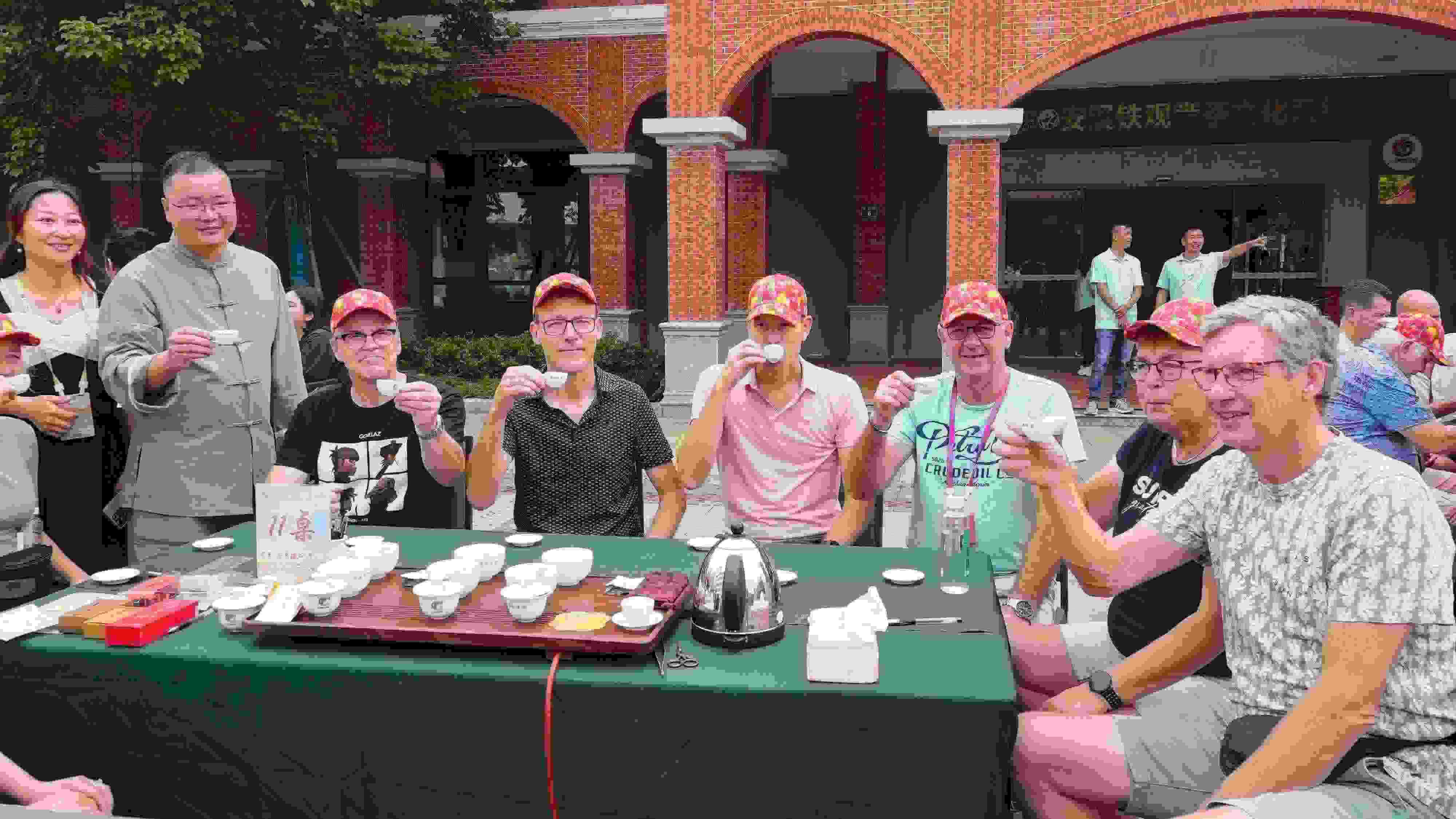 2023年10月4日，福建泉州，外國人品中國茶。