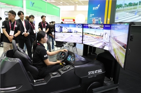 “智慧生活周”博覽會上展示的模擬駕駛系統(tǒng)。人民網(wǎng)記者 莽九晨攝
