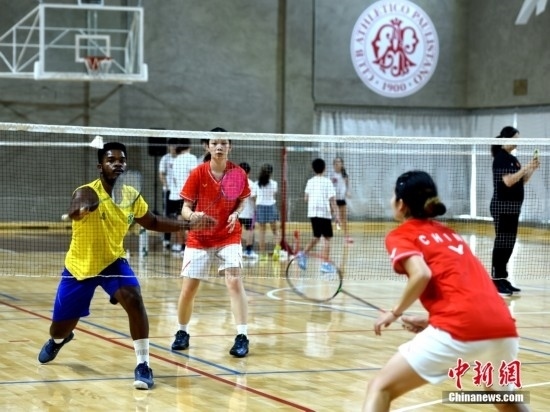 當?shù)貢r間10月12日，巴西圣保羅，中國高校羽毛球代表團和巴西羽毛球協(xié)會運動員切磋球技。 