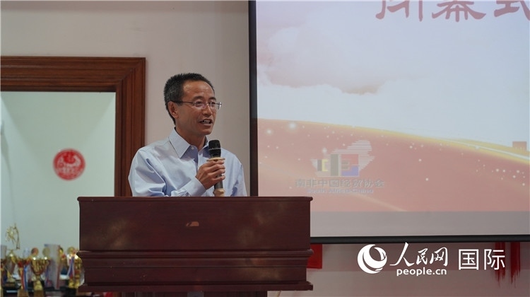 中國駐約翰內(nèi)斯堡代總領(lǐng)事周育江在閉幕式上致辭。 人民網(wǎng) 張茜攝