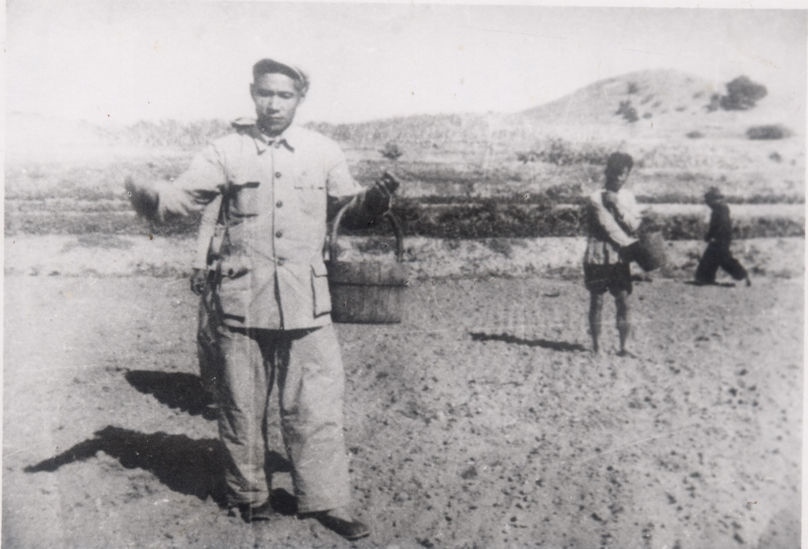 谷文昌（左）在田間與農(nóng)民一起勞動（資料照片）。