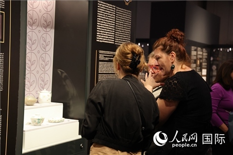 嘉賓參觀展覽。人民網(wǎng)記者 禹麗敏攝