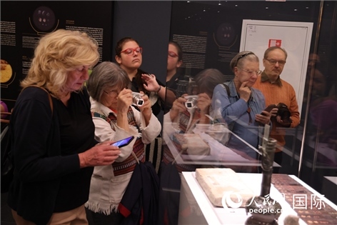嘉賓參觀展覽。人民網(wǎng)記者禹麗敏 攝。