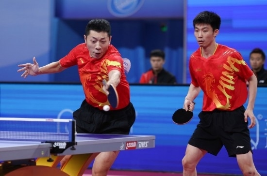 10月18日，上海隊(duì)組合許昕（左）/周愷在雙打比賽中。他們3:0戰(zhàn)勝福建隊(duì)組合曾蓓勛/陳俊菘。新華社記者 王楷焱 攝