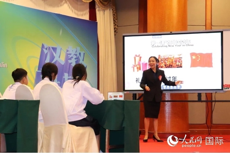 泰國本土中文教師參賽者現(xiàn)場(chǎng)授課。人民網(wǎng)實(shí)習(xí)生 姚欣可攝