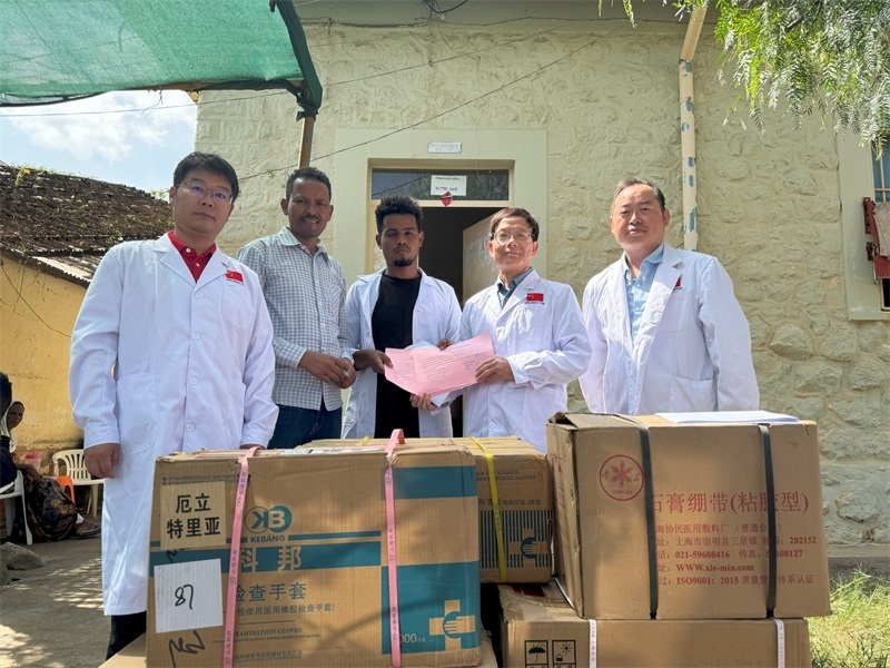 中國醫(yī)療隊向科倫醫(yī)院捐贈藥品和醫(yī)療物資。中國第17批援厄立特里亞醫(yī)療隊供圖