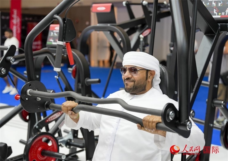 一名觀眾在體驗健身器材。人民網中東中心分社塔里克·易卜拉欣攝