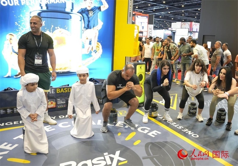 觀眾參加“蹲馬步”比賽。人民網中東中心分社塔里克·易卜拉欣攝