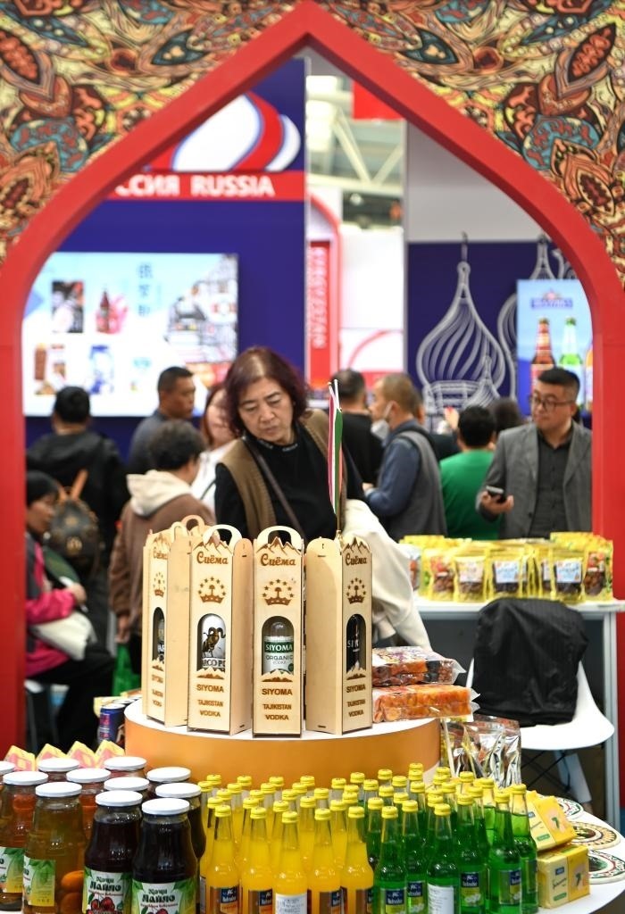 10月25日，觀眾在楊凌農(nóng)高會(huì)上合組織國(guó)家農(nóng)業(yè)展區(qū)了解農(nóng)產(chǎn)品。新華社記者 鄒競(jìng)一 攝