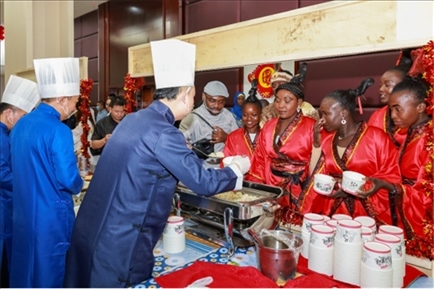 恩賈梅納大學(xué)孔子學(xué)院的學(xué)生們對(duì)中國(guó)餃子情有獨(dú)鐘。主辦方供圖