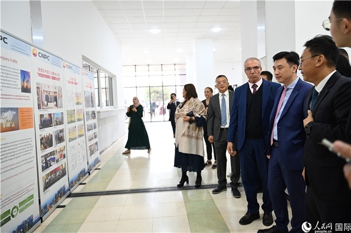 中企向阿爾及利亞大學(xué)捐贈(zèng)電教設(shè)備圖片展。人民網(wǎng)記者 郝瑞敏攝