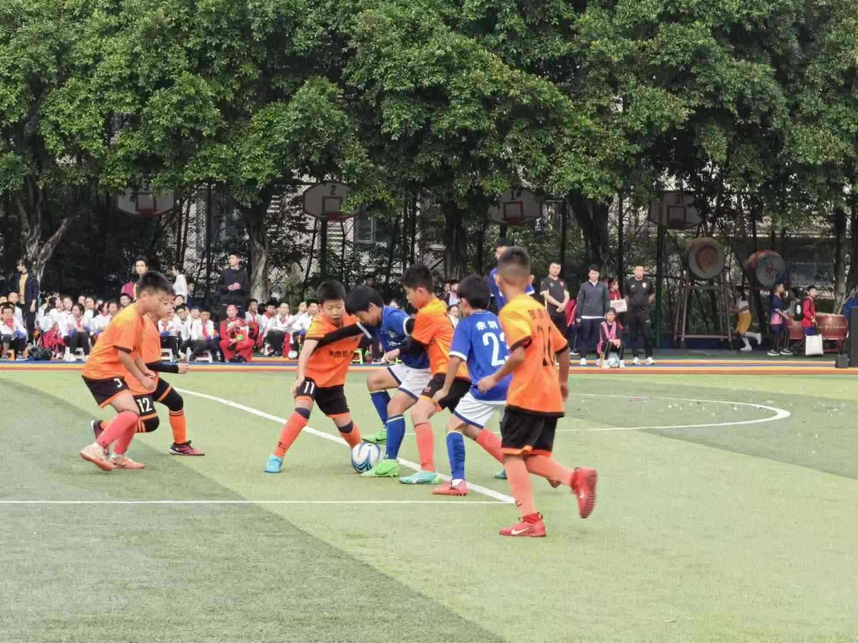 珊瑚魯能小學(xué)的學(xué)生們?cè)谶M(jìn)行足球比賽。 人民網(wǎng)記者 楊磊攝