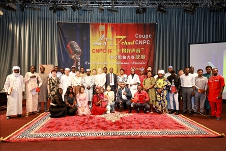 選手、評委、組委會工作人員共同與頒獎嘉賓合影。中國石油非洲公司供圖