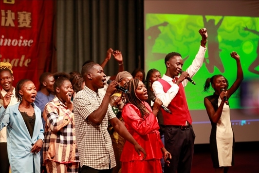 孔子學(xué)院的同學(xué)們演唱中文歌曲《明天會更好》。中國石油非洲公司供圖