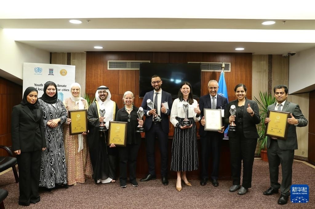10月31日，在埃及亞歷山大，獲得第二屆全球可持續(xù)發(fā)展城市獎（上海獎）的城市代表合影。新華社記者 王東震 攝