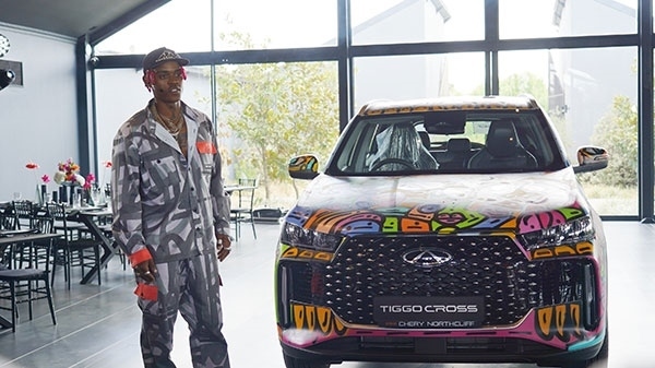 Samurai Farai和其汽車噴繪作品。人民網(wǎng) 張茜攝