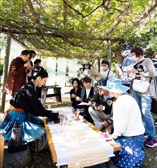 游客們?cè)谡憬w驗(yàn)區(qū)品茶。