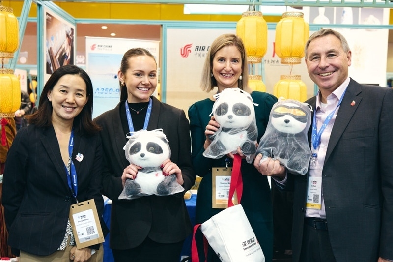 “中國館”展區(qū)現(xiàn)場洽談。 楊浩鵬攝