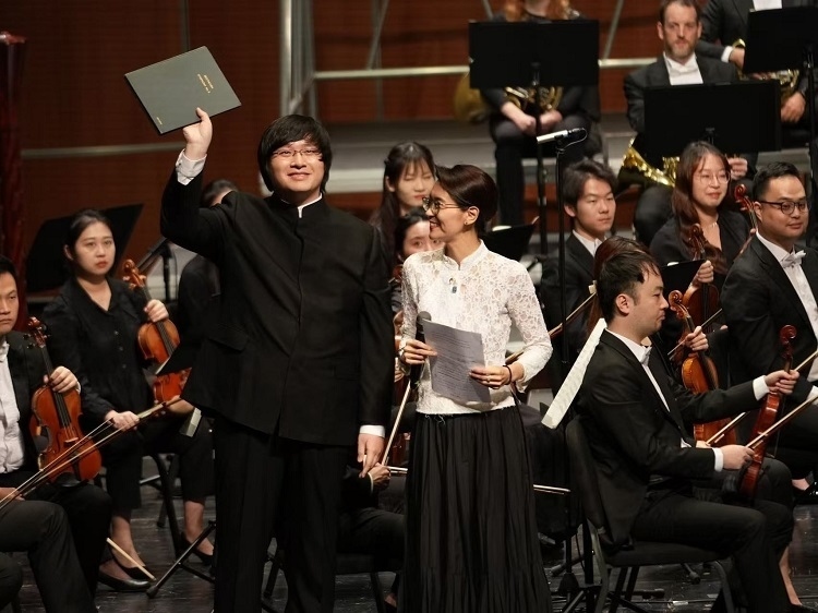 小澤征良向俞潞贈送小澤征爾使用過的《第五交響曲》樂譜。演出方供圖