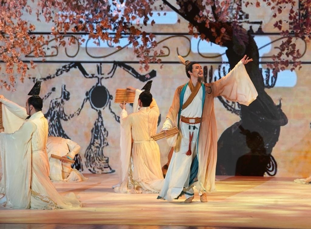 11月6日，演職人員在表演民族舞劇《孔子》片段。新華社記者 張晨霖 攝