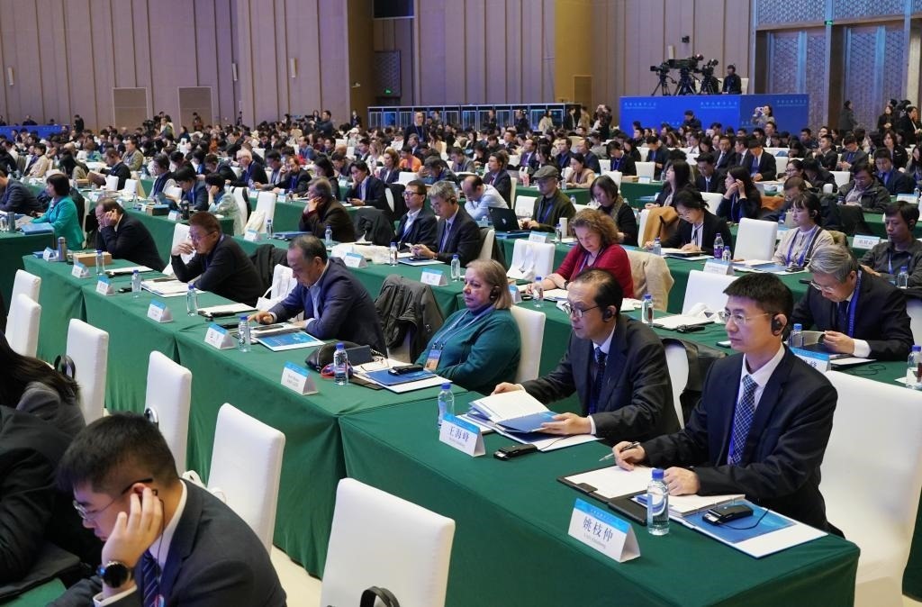 11月7日，中外嘉賓在首屆世界古典學大會開幕式現(xiàn)場聽會。新華社記者 張晨霖 攝